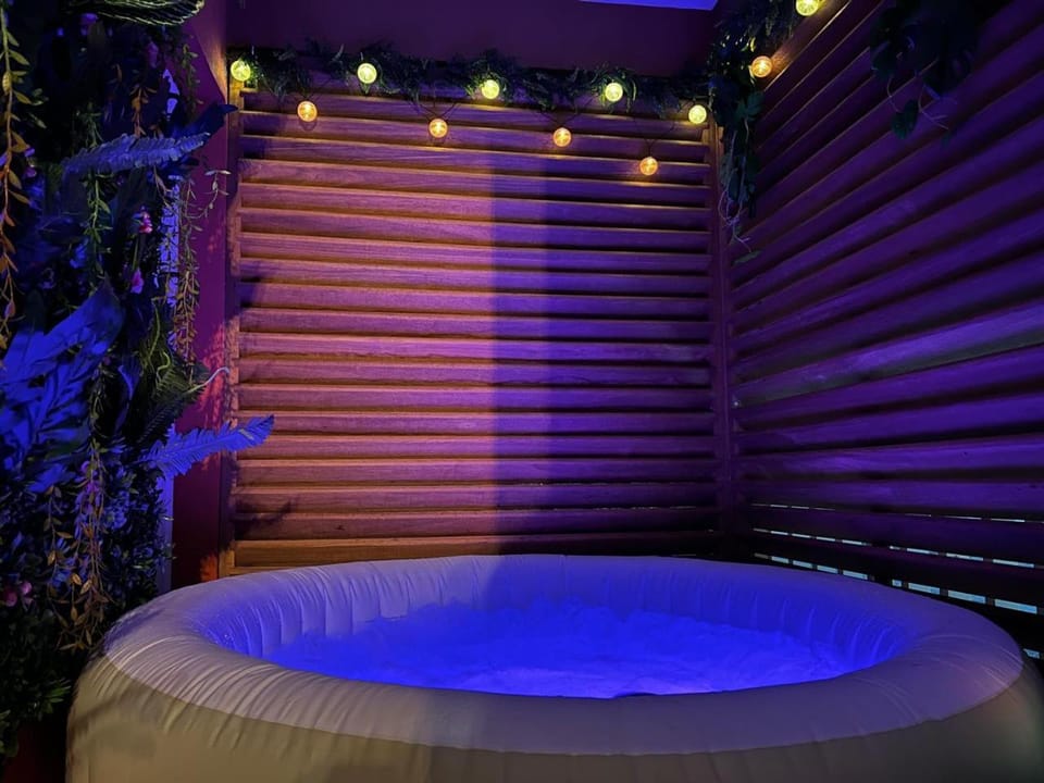Hot Tub, Hot Tub, Spa and wellness centre/facilities