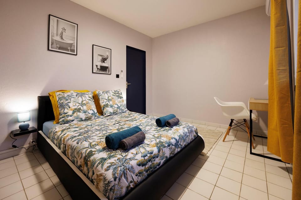Bed, Photo of the whole room, Bedroom, towels