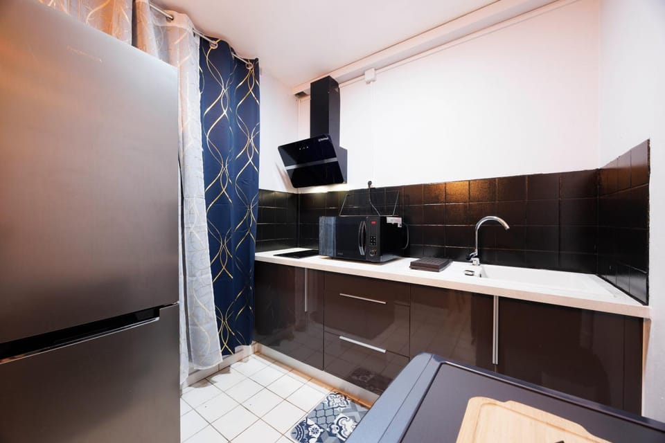Kitchen or kitchenette, minibar, oven, stove