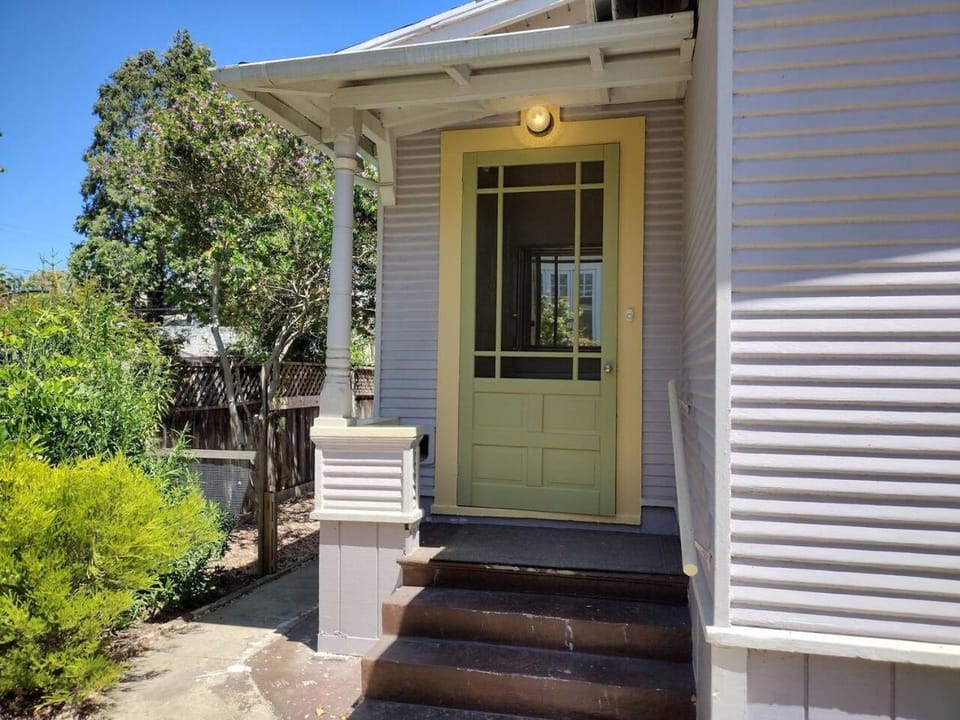 Refined and Roomy 1BD House with Laundry House in Alameda