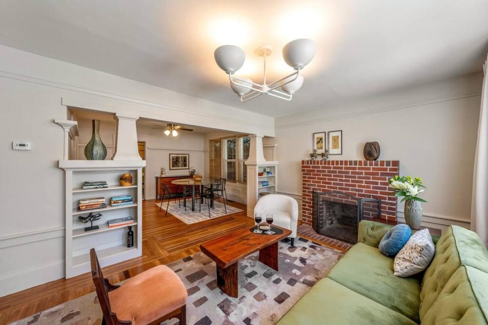 Refined and Roomy 1BD House with Laundry House in Alameda