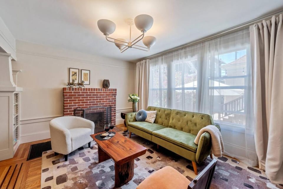 Refined and Roomy 1BD House with Laundry House in Alameda