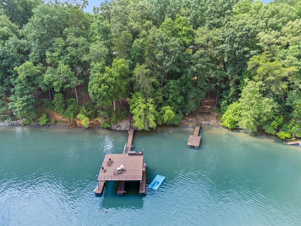 Lakefront with Dock and Hot Tub House in Lake Hartwell