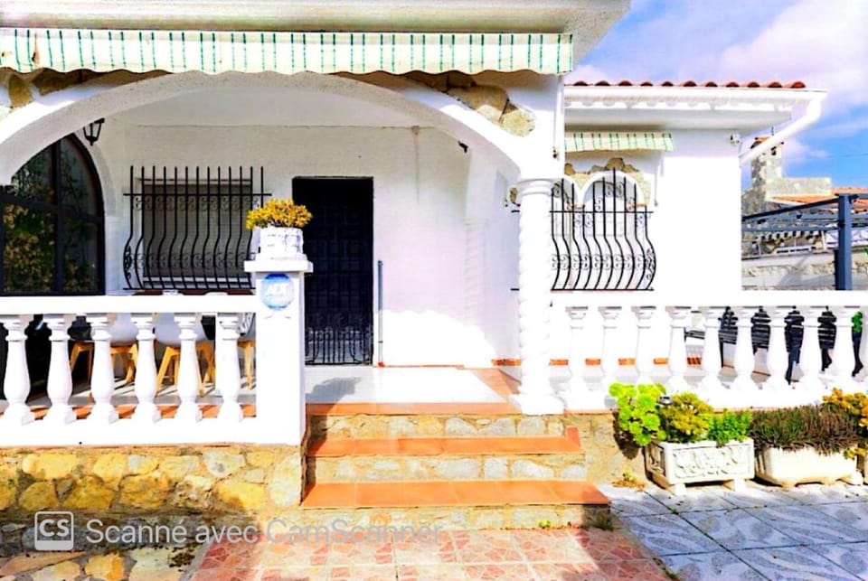 Facade/entrance, View (from property/room), Balcony/Terrace