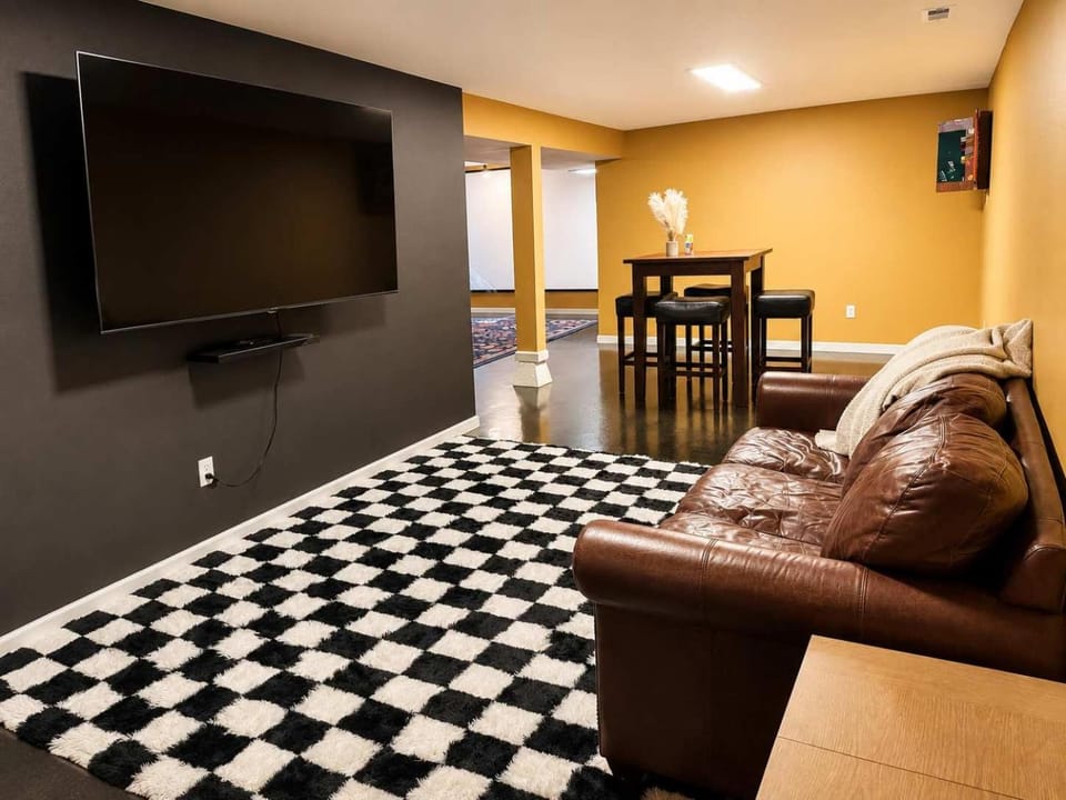 The Affordable Family Fun House- Ping Pong, Pool Table, Darts House in Post Falls