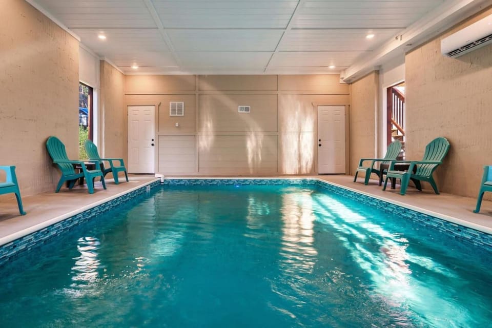 Amazing 16 bedroom Sleeps 40 plus with two units side by side House in Sevierville