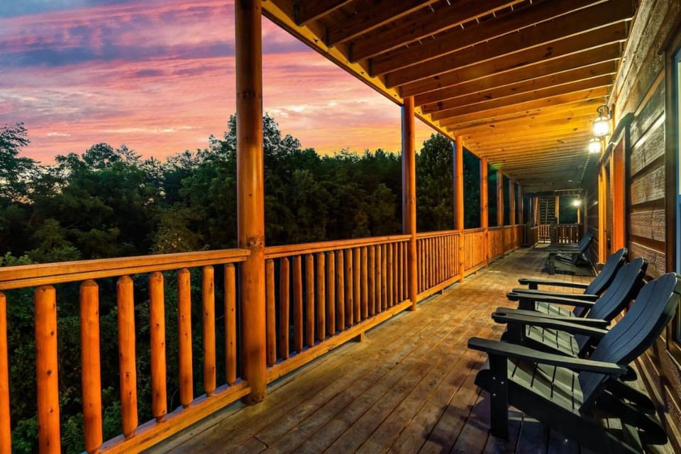 Amazing 16 bedroom Sleeps 40 plus with two units side by side House in Sevierville