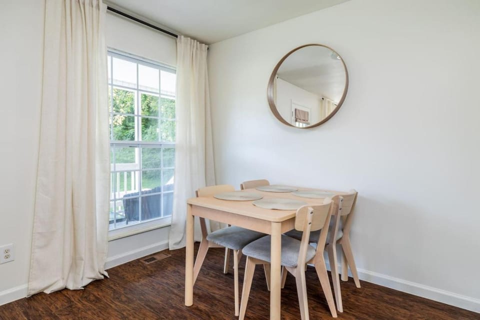 Cozy Duplex w King Bed 2 Full House in Maryville