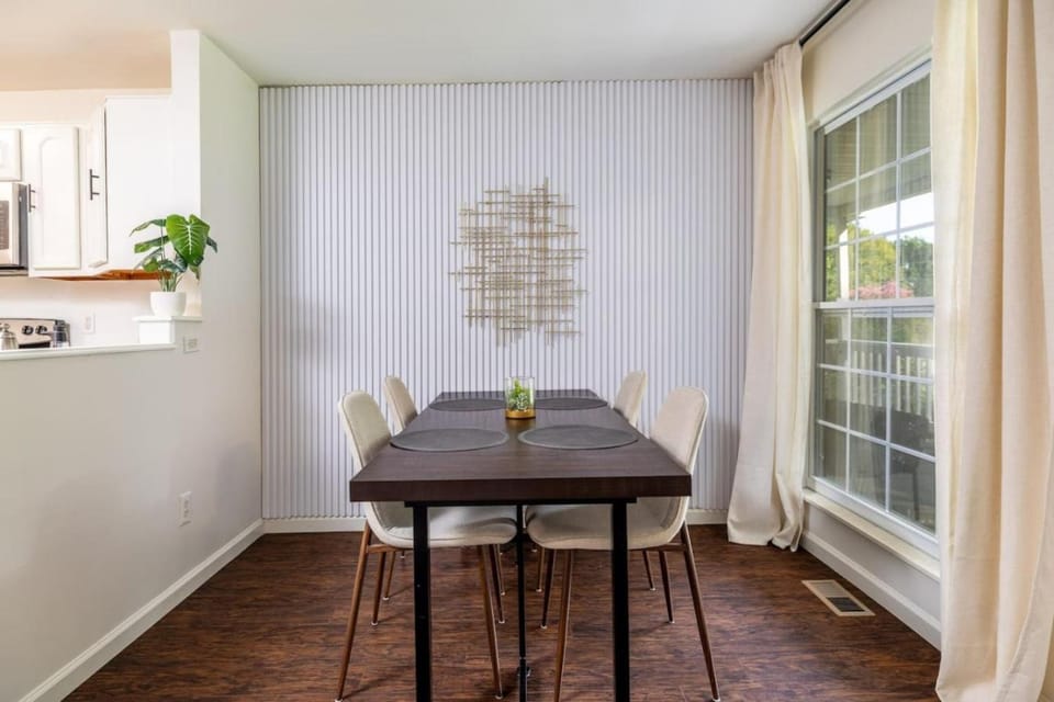 Comfy Duplex w 2 Kings Sofa Bed House in Maryville