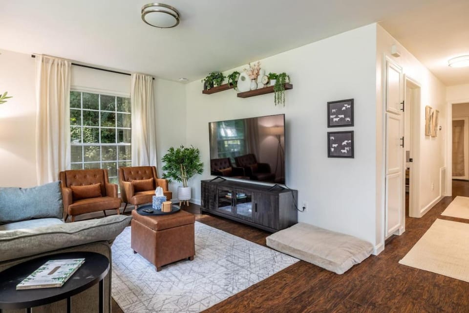 Comfy Duplex w 2 Kings Sofa Bed House in Maryville