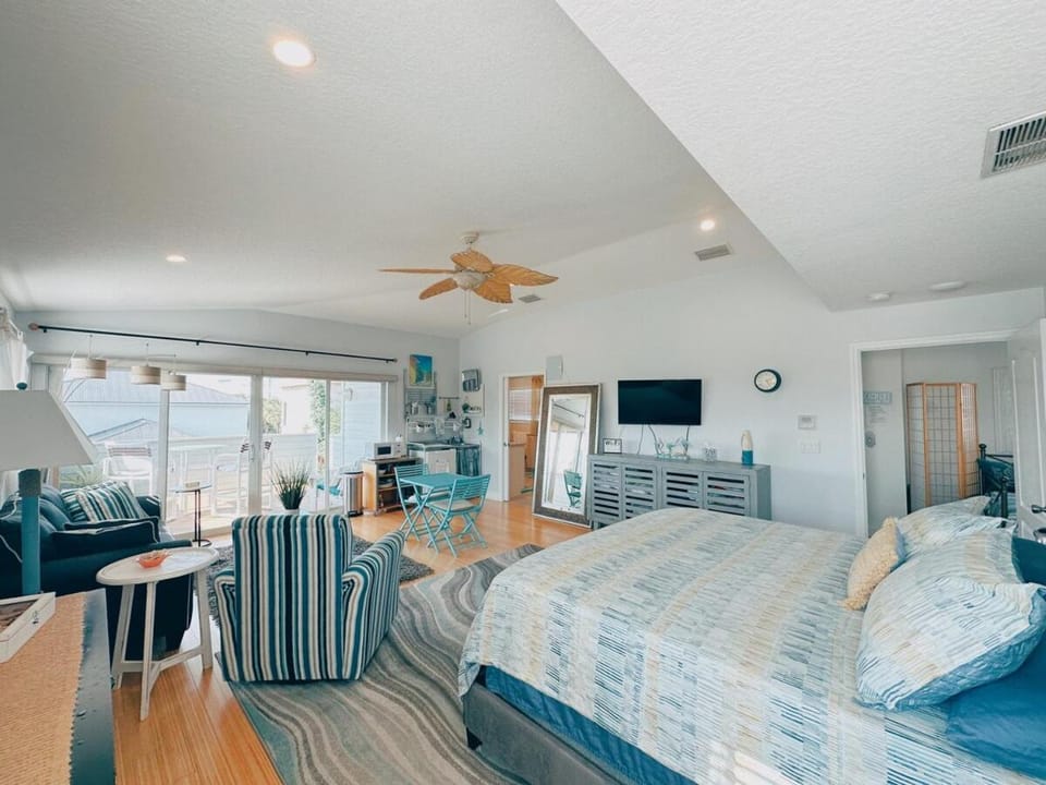 LaLa`s Beachside Getaway! 5 BR, Hammocks, Beach! House in New Smyrna Beach