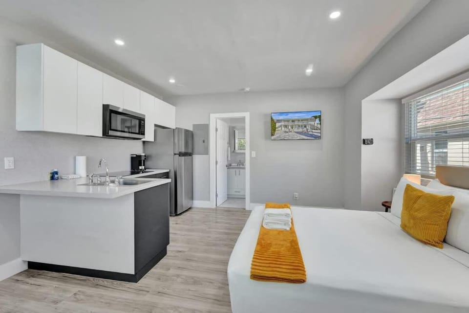 Coastal Charm Studio Pompano Apartment in Pompano Beach