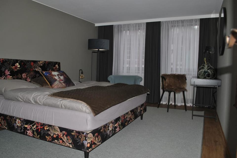 Bed, Photo of the whole room, Bedroom