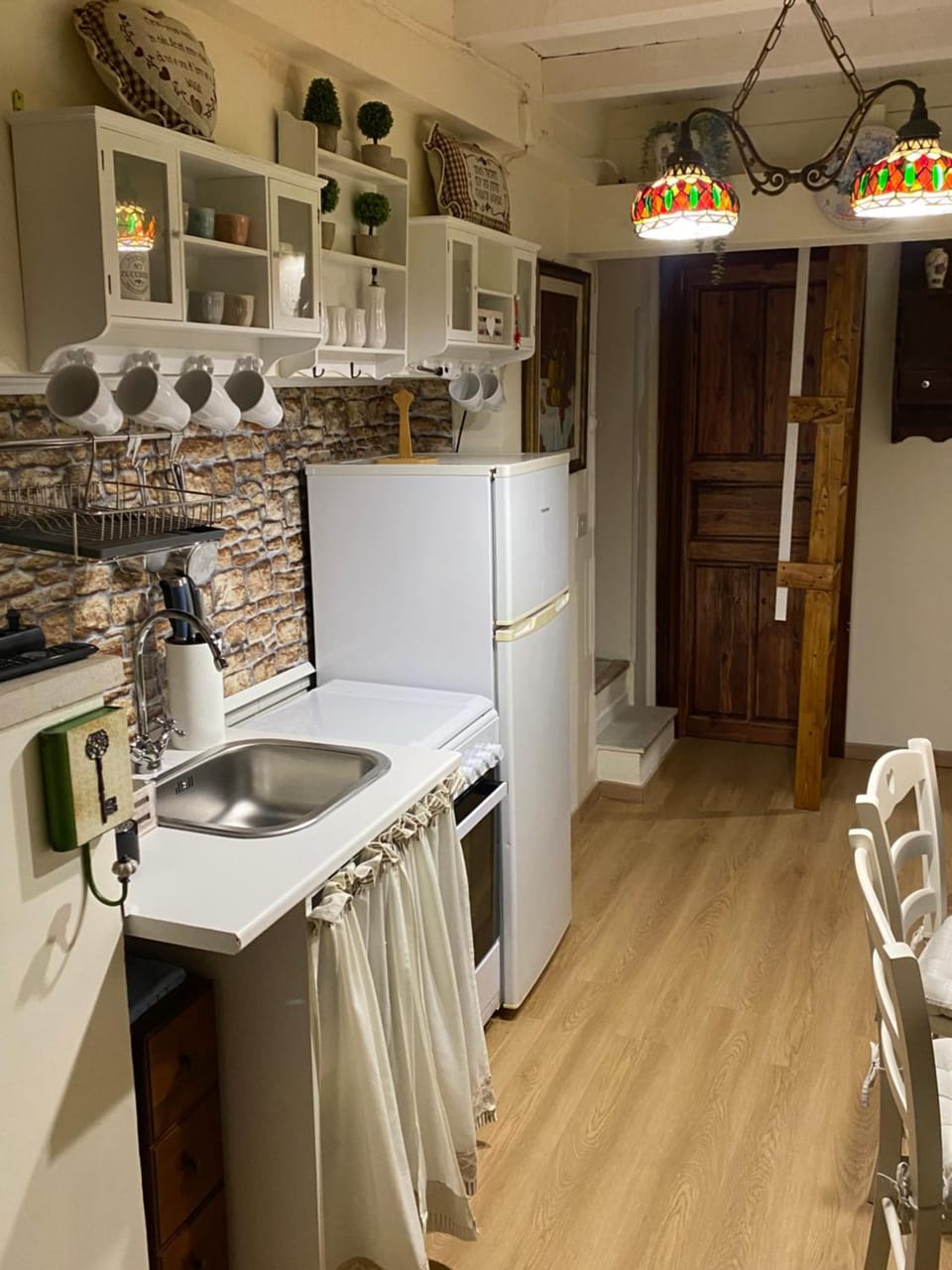 Kitchen or kitchenette, Dining area, oven