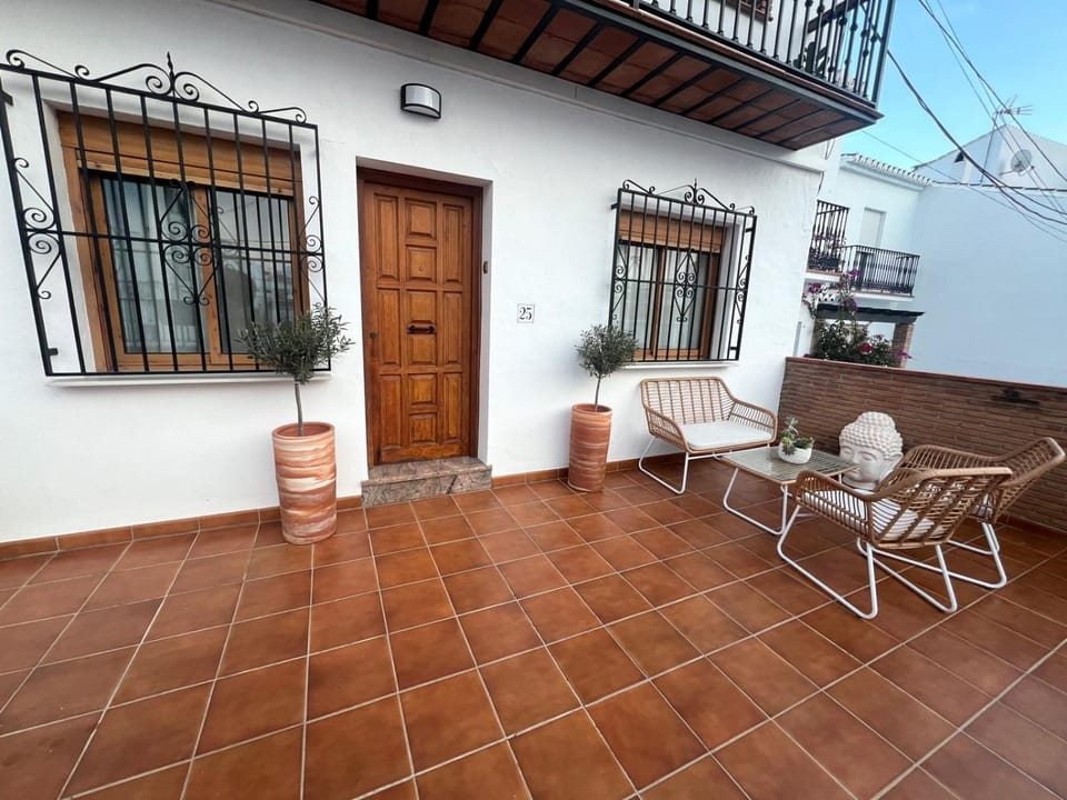 Property building, Day, Balcony/Terrace