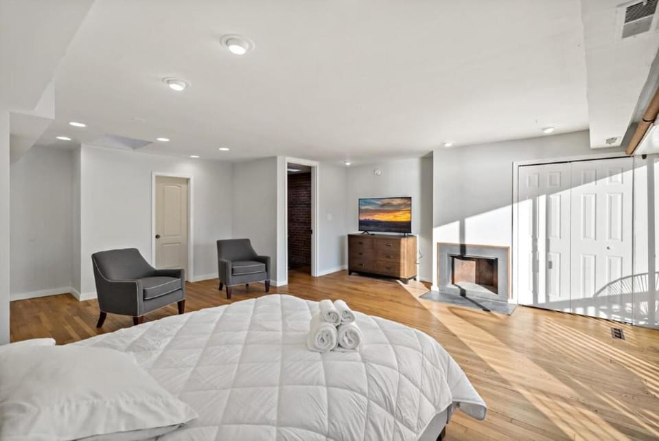 Bed, Kitchen or kitchenette, Living room, Photo of the whole room, Seating area, Dining area, Bedroom