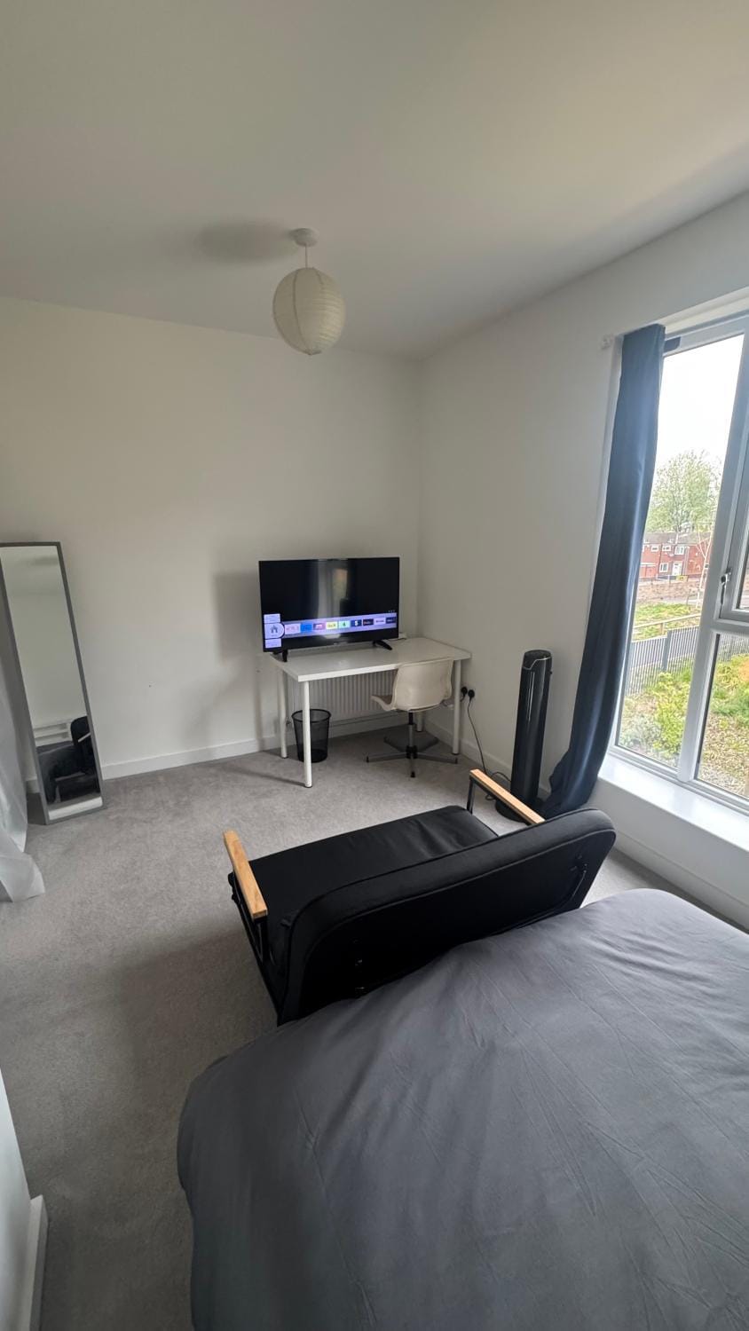 Communal lounge/ TV room, Bed, TV and multimedia, Photo of the whole room, Seating area, Evening entertainment, Bedroom