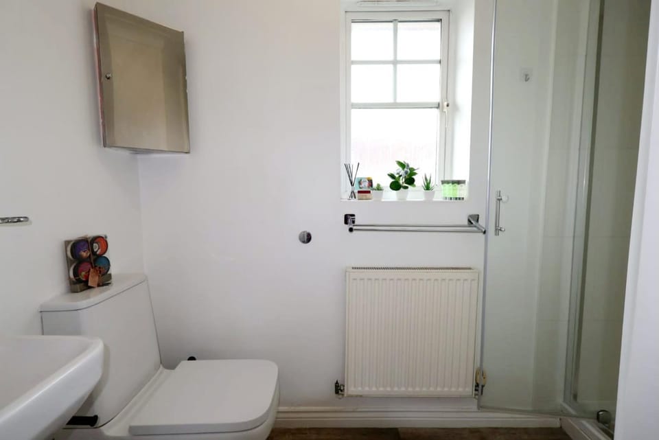 4 BR - 3 Baths - Long Stays - NEC - HS2 - BHX - JLR House in Marston Green