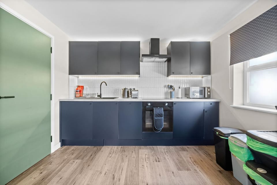 Coffee/tea facilities, Kitchen or kitchenette, minibar, oven, stove, toaster