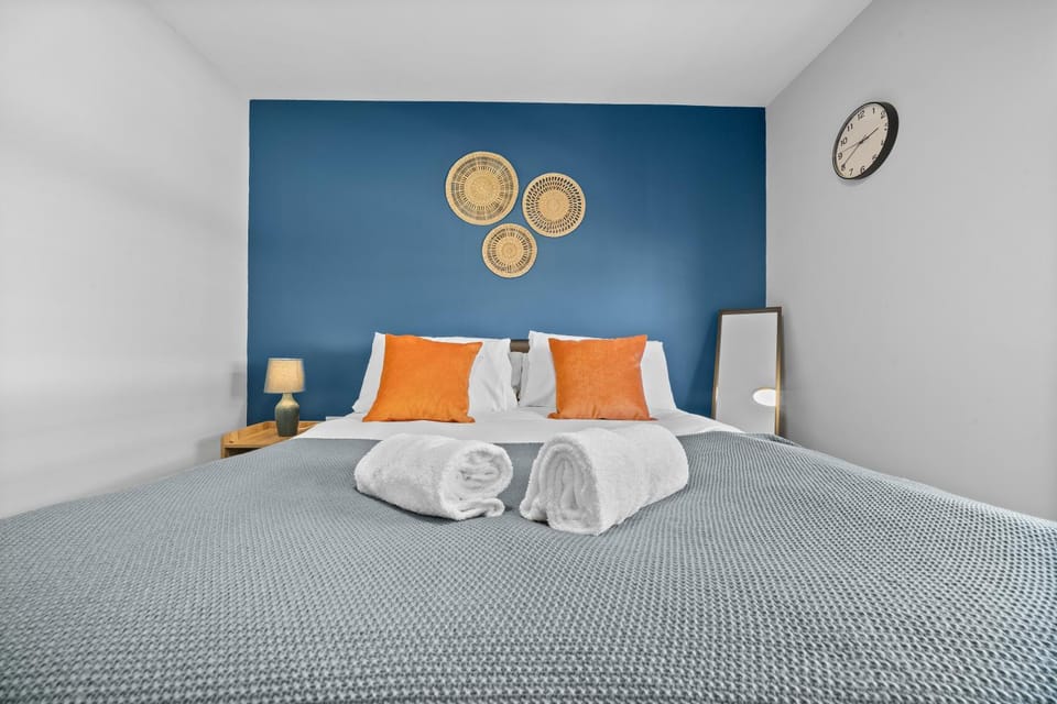 Bed, Photo of the whole room, Bedroom, towels