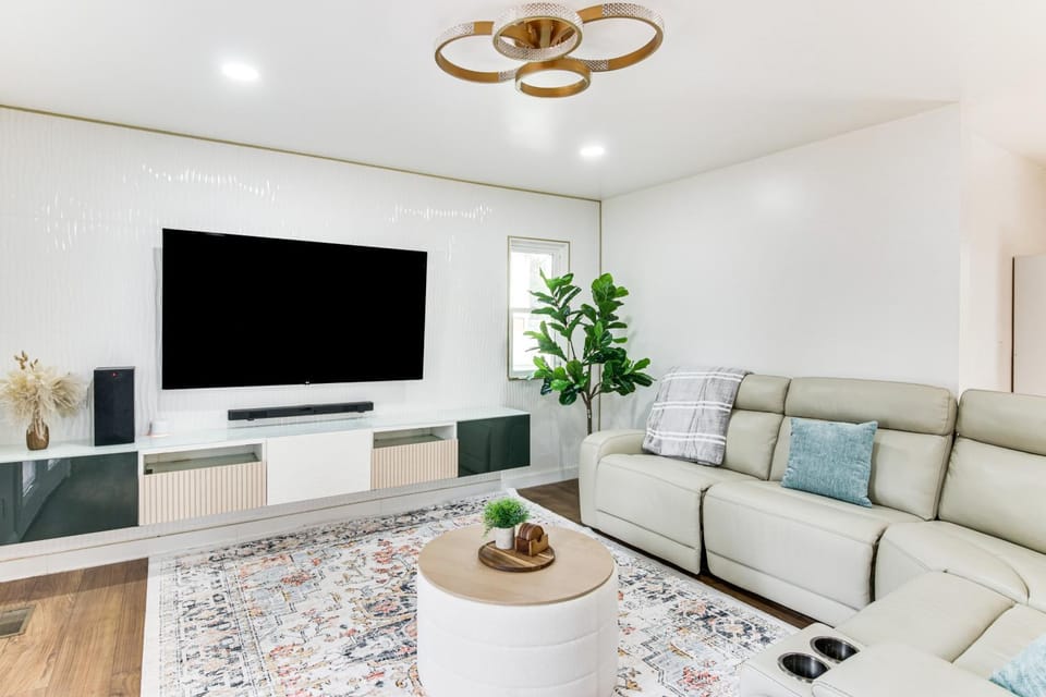 6 Mi to Spectrum Center: Spacious Getaway w/ Deck House in Charlotte