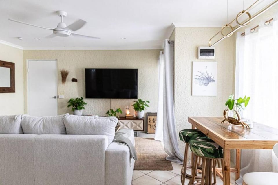 TV and multimedia, Living room, Seating area, Dining area, Evening entertainment, air conditioner
