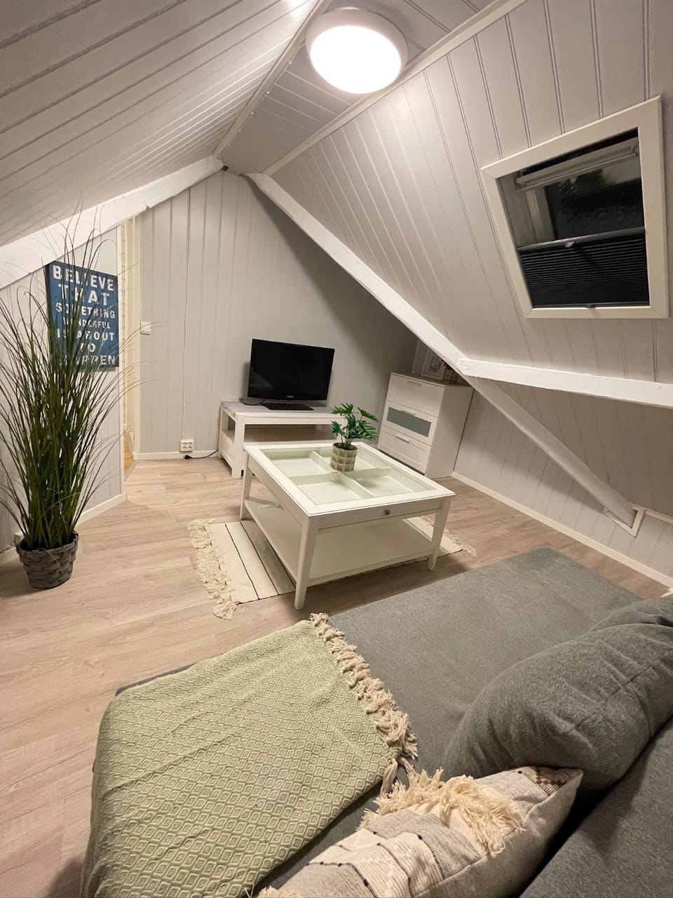 TV and multimedia, Living room, Seating area, Evening entertainment