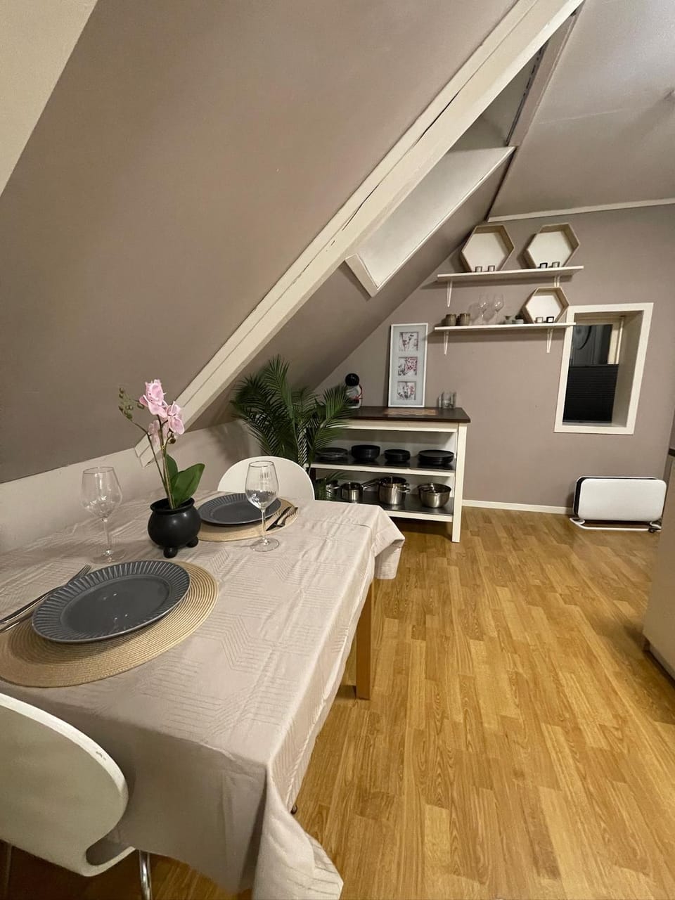 Kitchen or kitchenette, Living room, Seating area, Dining area