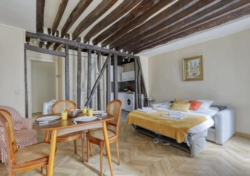 Bed, Living room, Seating area, Dining area