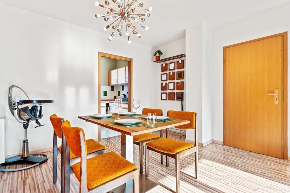 3 Zimmer, Beamer, Balkon, Disney Plus Apartment in Germany