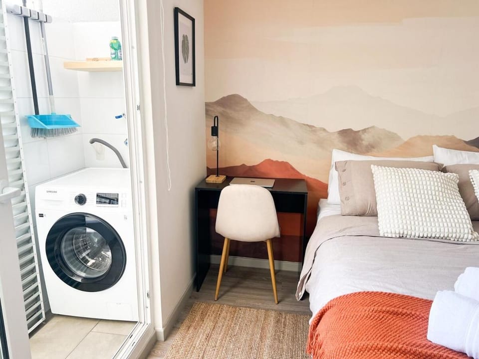 Bed, Photo of the whole room, Seating area, Bedroom, towels, washing machine