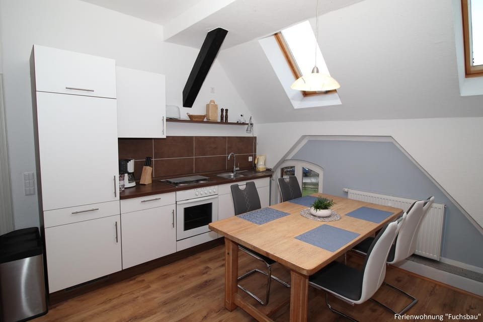 Coffee/tea facilities, Kitchen or kitchenette, Dining area, oven, stove, toaster
