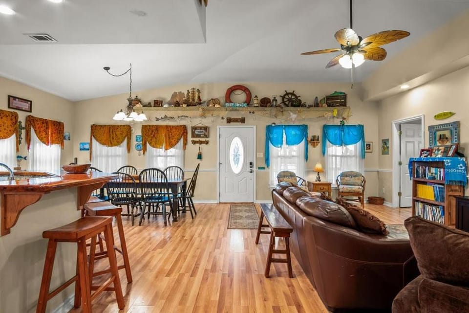Casa Playa - Ocean Views Pet Friendly Boardwalk House in Port Aransas