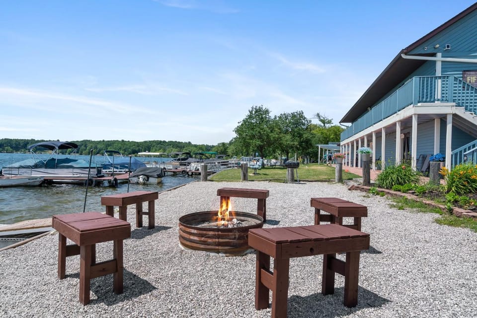 Lakeside Double Queen Suite Upper-Level Retreat Apartment in Fife Lake
