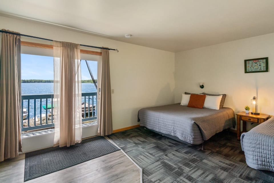Lakeside Double Queen Suite Upper-Level Retreat Apartment in Fife Lake