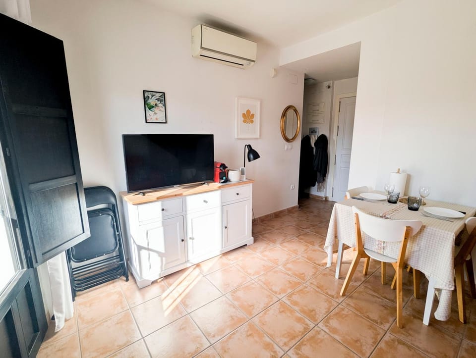 TV and multimedia, Living room, Seating area, Dining area, air conditioner
