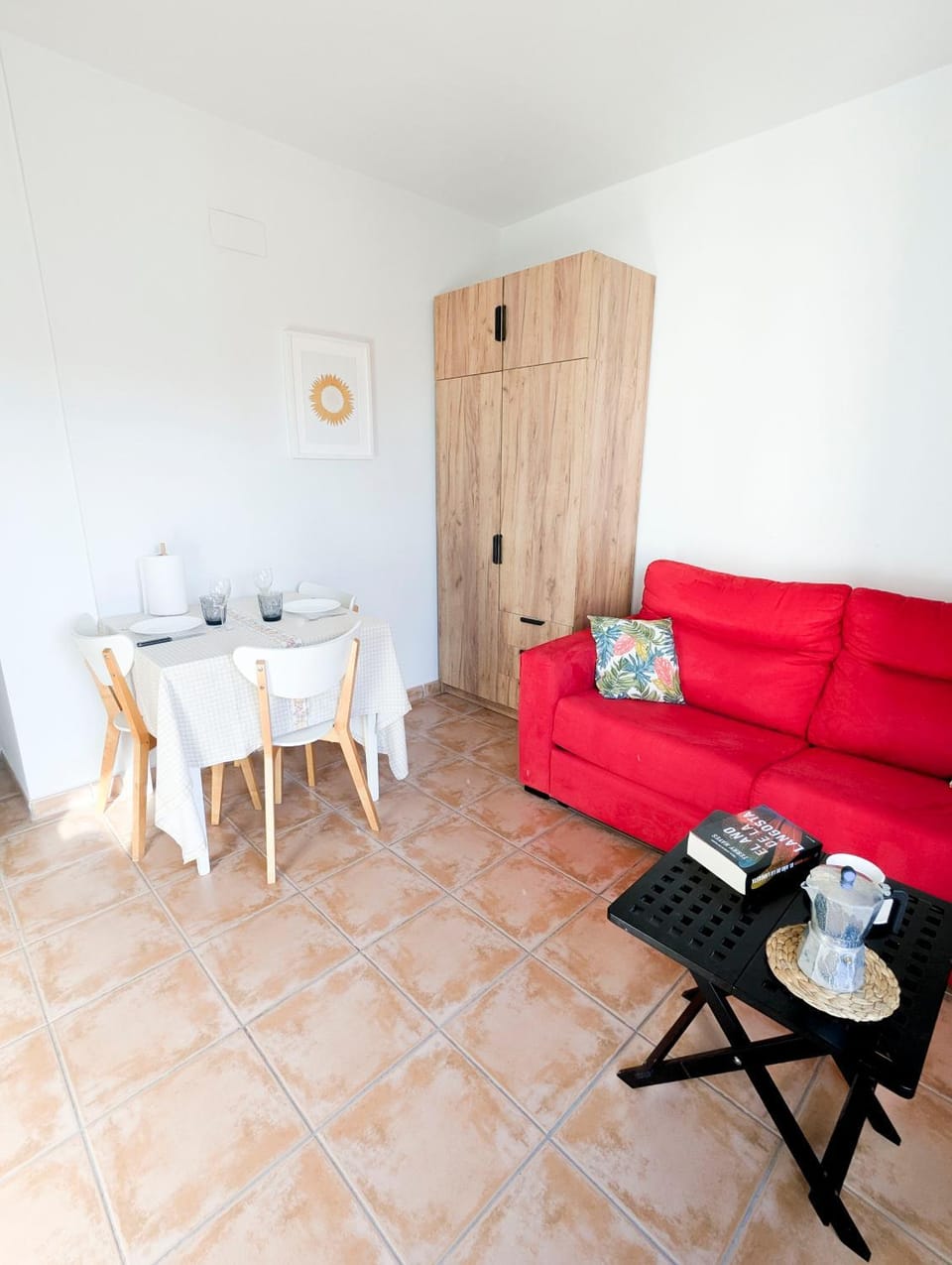 Coffee/tea facilities, Living room, Seating area, Dining area, wardrobe