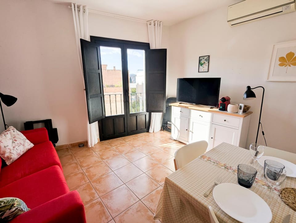 TV and multimedia, Living room, Seating area, Dining area, air conditioner