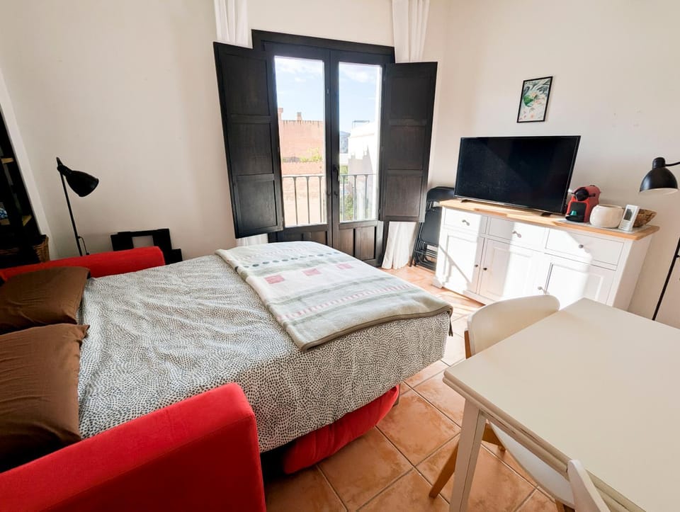 Communal lounge/ TV room, Bed, TV and multimedia, Living room, Photo of the whole room, Seating area, Dining area, Bedroom
