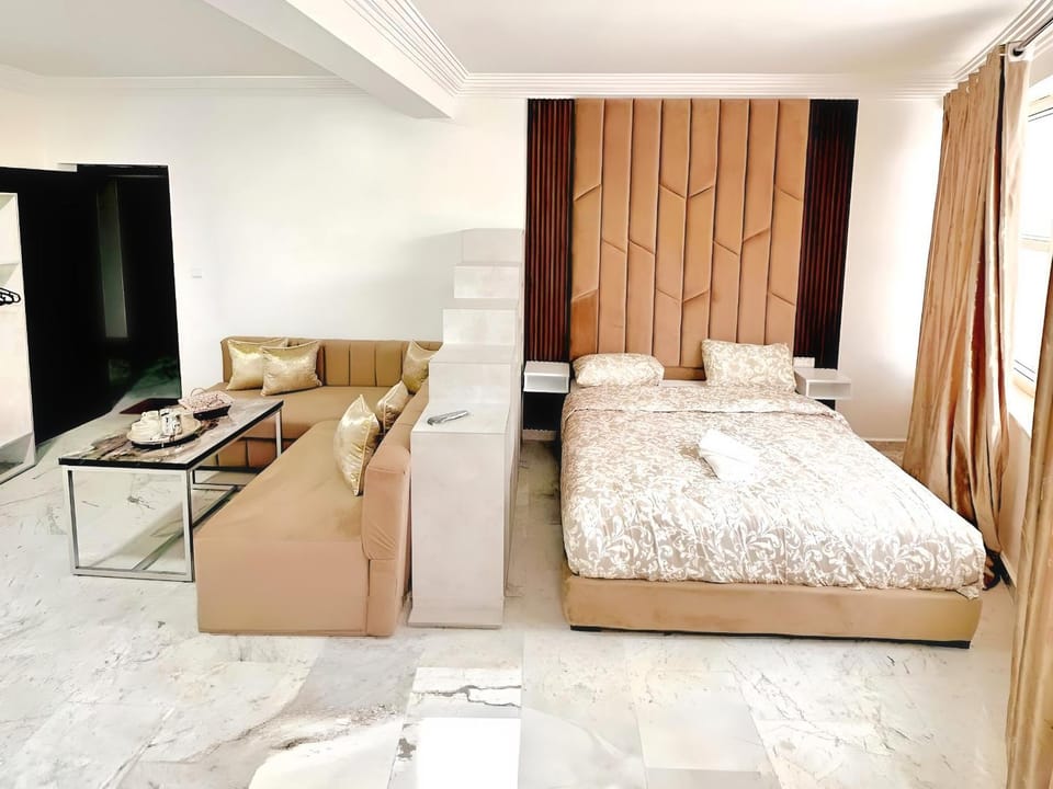 Bed, TV and multimedia, Living room, Photo of the whole room, Seating area, Bedroom