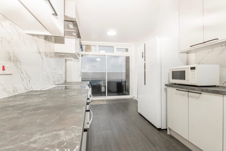 Balcony/Terrace, Kitchen or kitchenette, oven, stove