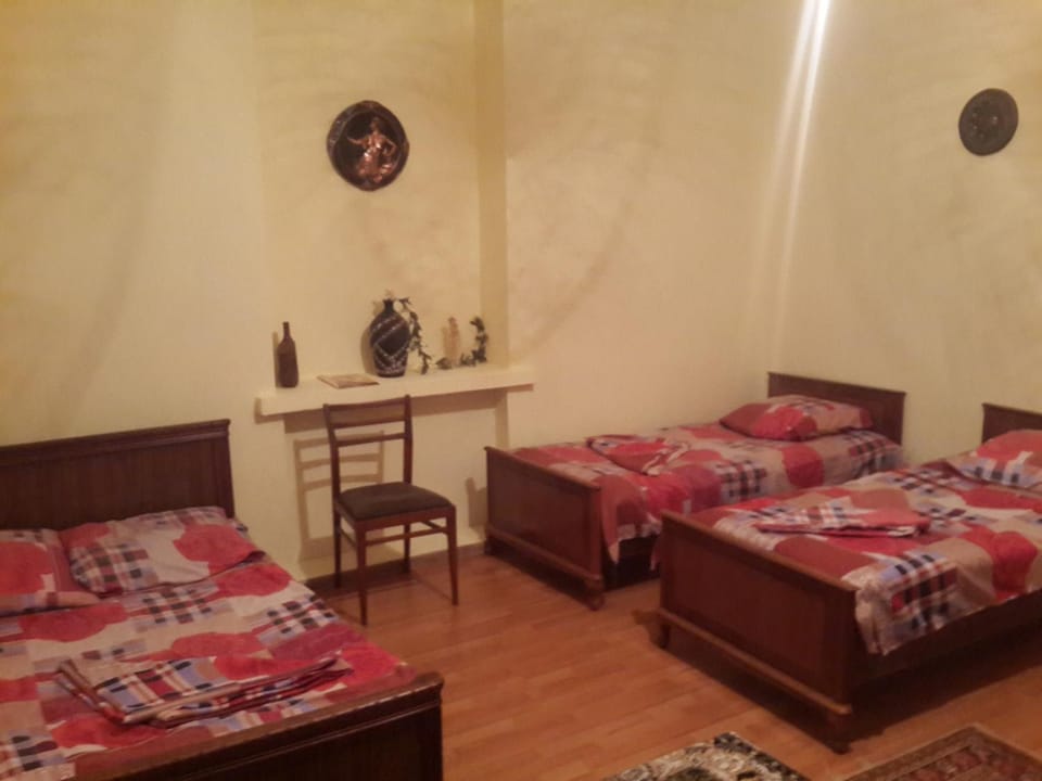 Staff, Bed, Night, Summer, BBQ facilities, Garden, On site, Pets, Garden view, Street view, Non alcoholic drinks