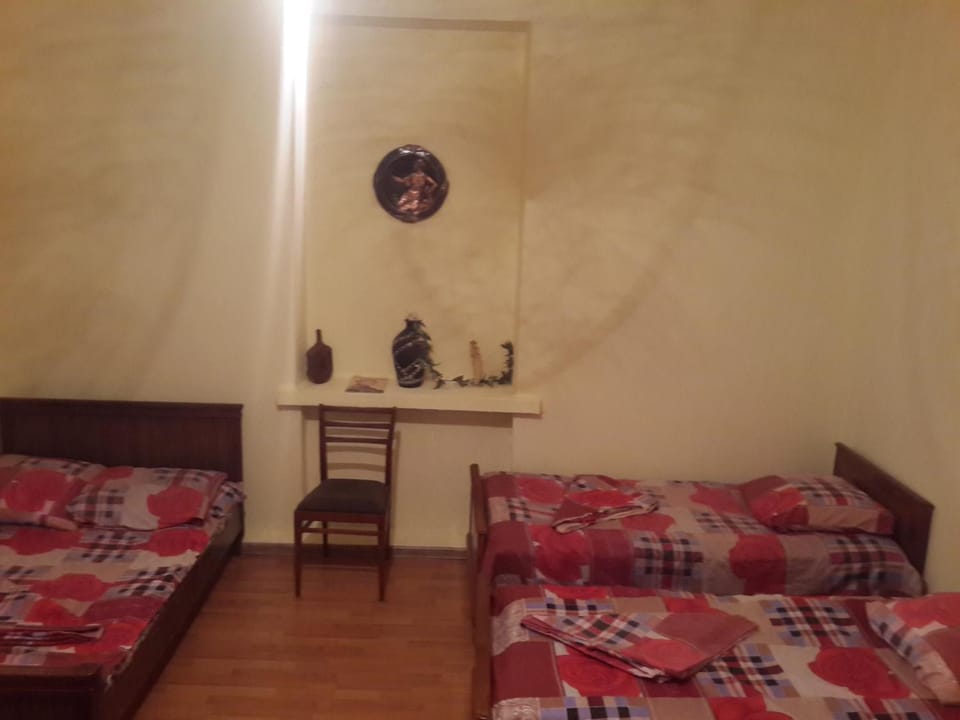Staff, Bed, Night, Neighbourhood, Summer, BBQ facilities, Garden, Coffee/tea facilities, Dining area, Bedroom, On site, Pets, Garden view, Street view, Supermarket/grocery shop, Shopping Area, Non alcoholic drinks