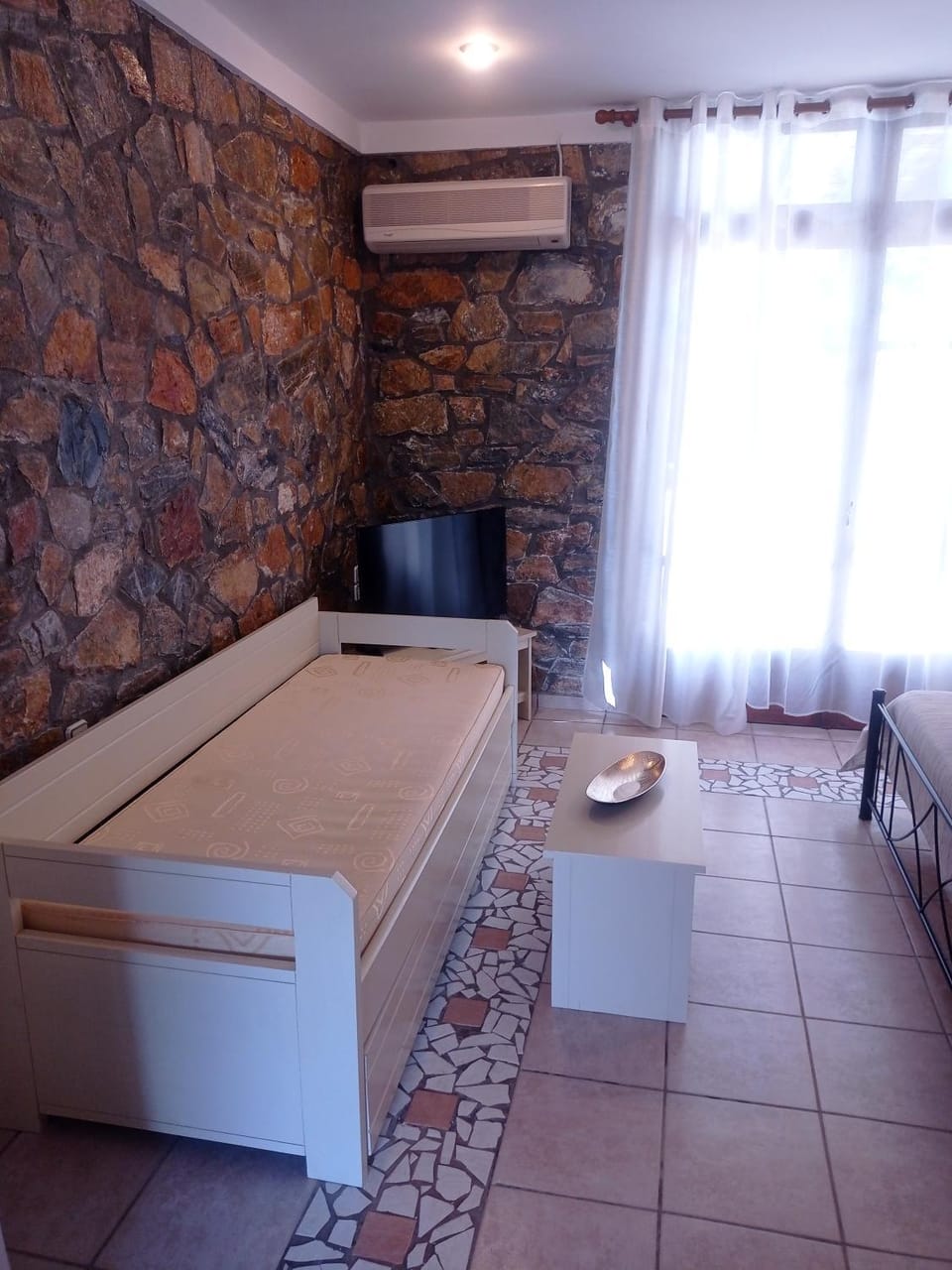 Bed, TV and multimedia, Living room, Photo of the whole room, Seating area, Bedroom