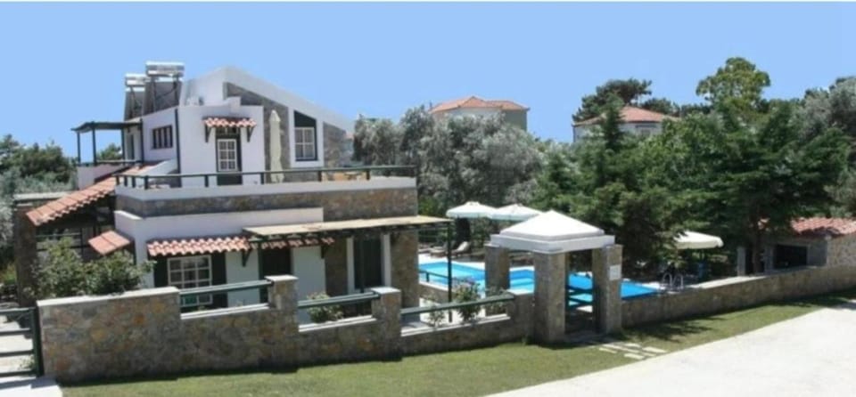 Property building, Day, Garden, Garden view, Pool view, Swimming pool, sunbed