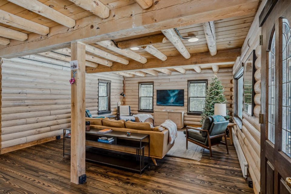 Log Cabin Fireplace Upper Valley - Wooded Chalet Cabin in Hartland