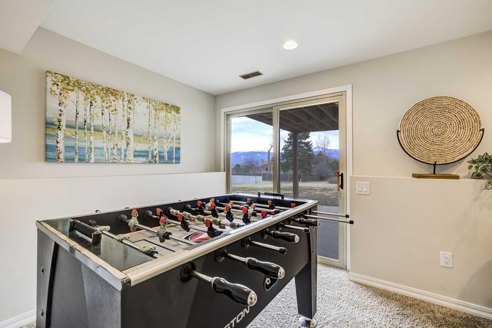 Foxwood Acres Family Home Hot Tub & Mountain Views House in Colorado Springs