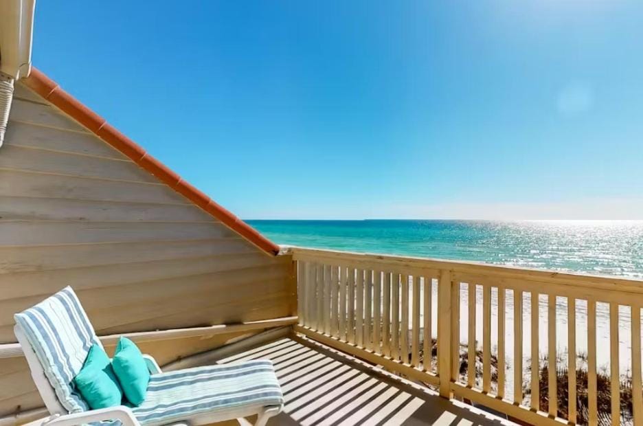 Green Reef # 4 gorgeous beachfront townhome sleeps 8 House in Destin