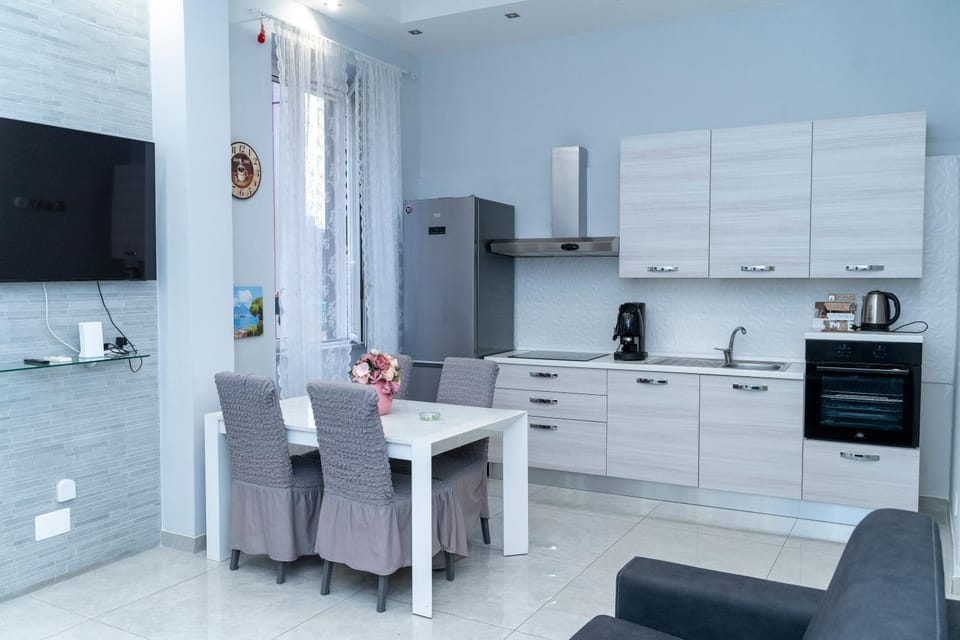 TV and multimedia, Coffee/tea facilities, Kitchen or kitchenette, Living room, Seating area, Dining area, oven