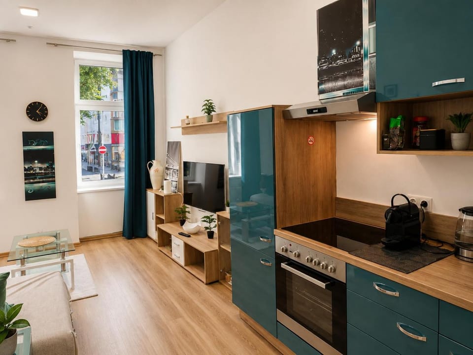 Gutbau com, Whole Apartment 4u, Self-Check-in, Top-Location, Underground & Shops under window, 3-5min Walking to Swimming & footbal Stadion, Wake-up in sunshine Apartment in Vienna